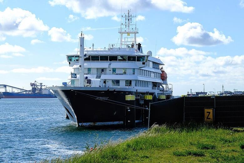 21084_front_view_of_the_hondius_docked__20260518__5_153337_crop.jpg
