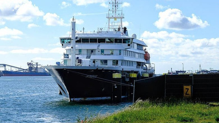 21084_front_view_of_the_hondius_docked__20260518__5_153337_crop.jpg